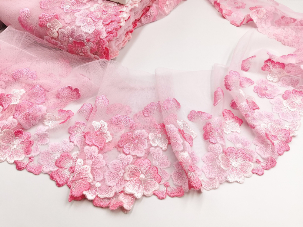 Вышивка на сетке, 18,5см, ПРАВАЯ, цветы на нежно-розовом фоне (Артикул: VS-2034), м