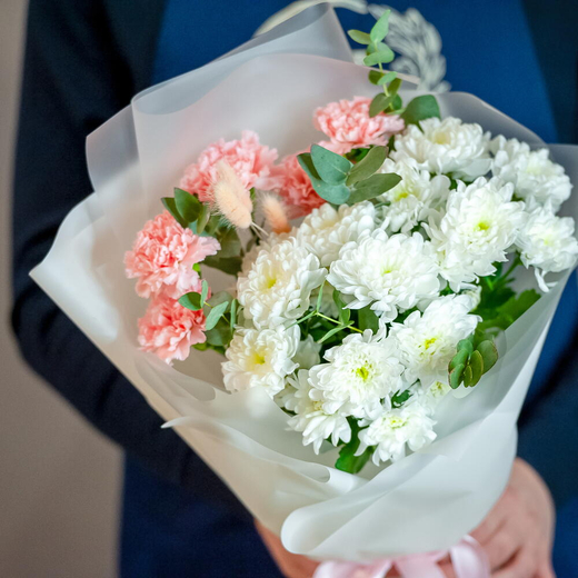 Букет с диантусами и хризантемой Балтика