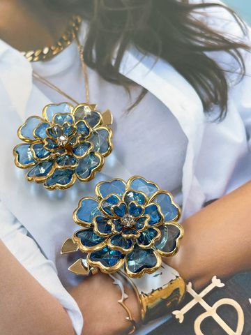 Накладка на пуговицу в виде голубого цветка