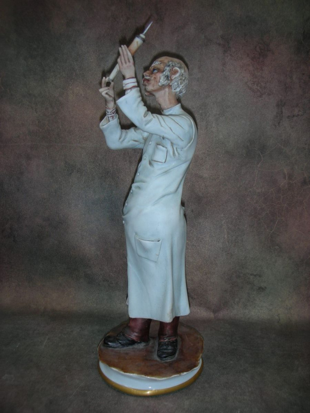 Статуэтка. Фарфор. Доктор. Capodimonte. Италия