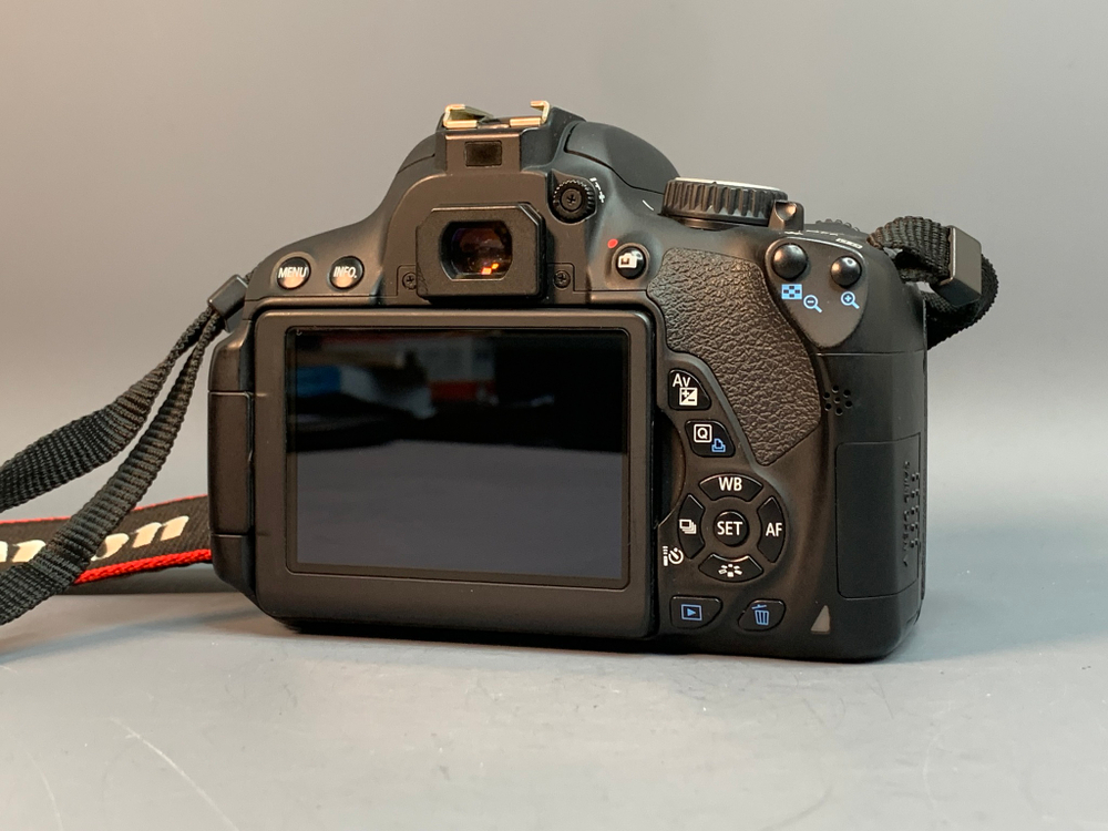 Canon 650D kit 18-55mm 3.5-5.6 IS II 12.000 кадров