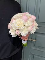 Свадебный букет из кустовых пионовидных роз, одноголовых роз и диантусов