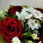 Букет из красных роз, кустовой хризантемы и альстромерии