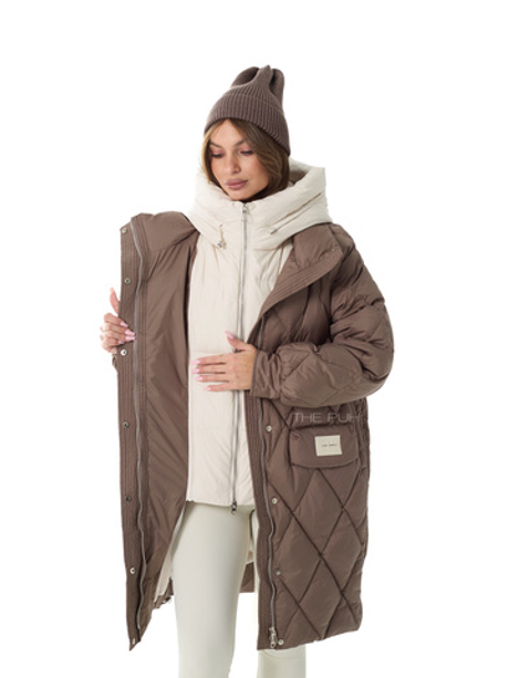 Удлиненный пуховик с контрастным капюшоном в цвете капучино