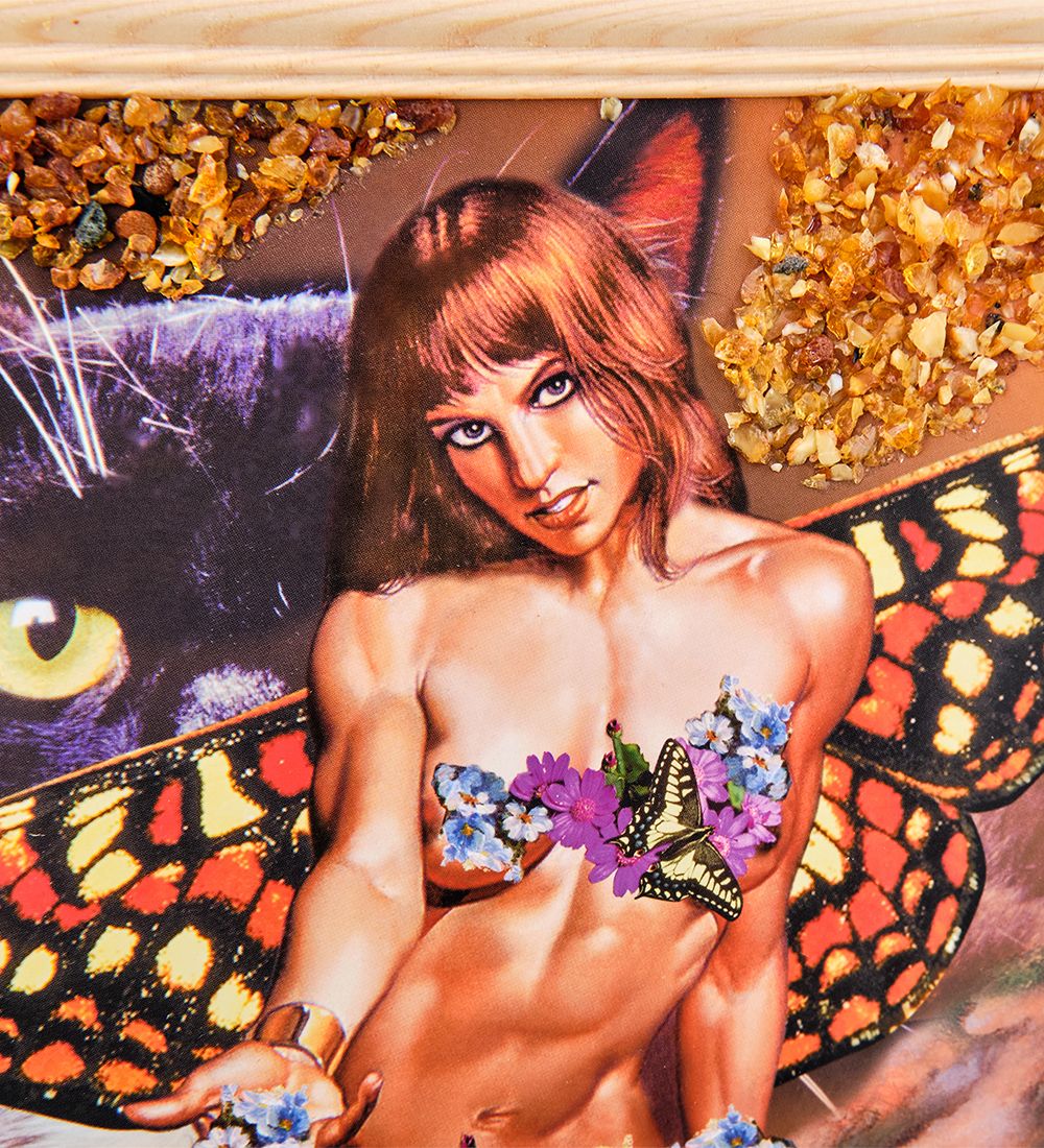 AMB-51/73 Картина «Девушка с бабочками» (с янтарной крошкой) дер.рамка 21х30