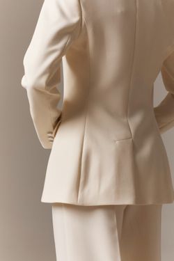 Пиджак-смокинг двубортный молочно-белый