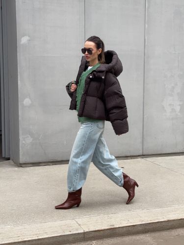 Укороченный пуховик шоколадного цвета с капюшоном