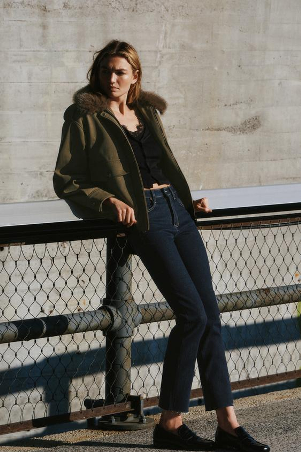 ZARA УКОРОЧЕННЫЕ РАСКЛЕШЕННЫЕ ДЖИНСЫ TRF С ВЫСОКОЙ ПОСАДКОЙ, ТЕМНЫЙ ИНДИГО