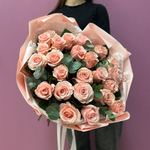 Букет из розовых роз с эвкалиптом #30