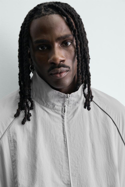 ZARA КУРТКА ИЗ ВЫСОКОТЕХНОЛОГИЧНОЙ ТКАНИ С КОНТРАСТНЫМИ ДЕТАЛЯМИ, СВЕТЛО-СЕРЫЙ