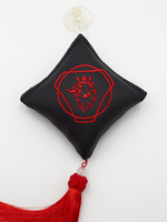Ромб объемный на присоске SCANIA (экокожа, черный, краснаяя вышивка, кисть)