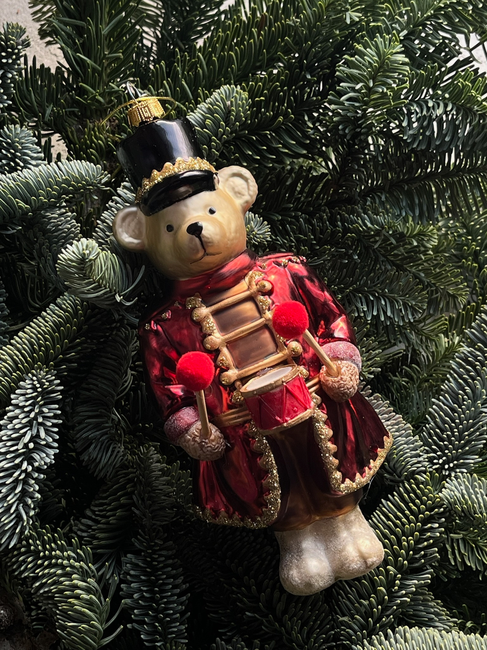 Новогодняя игрушка Мишка гвардеец с барабаном стекло