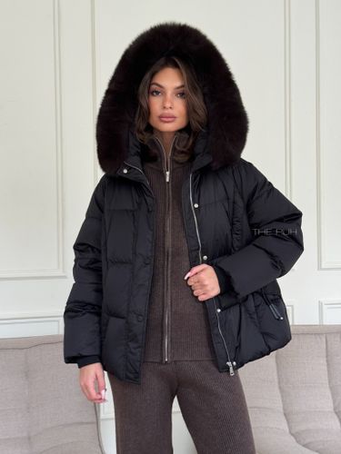 Короткий черный пуховик с мехом лисы