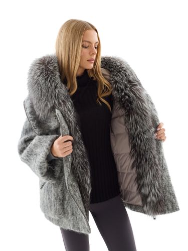 Серый пуховик из шерсти с капюшоном и мехом лисы