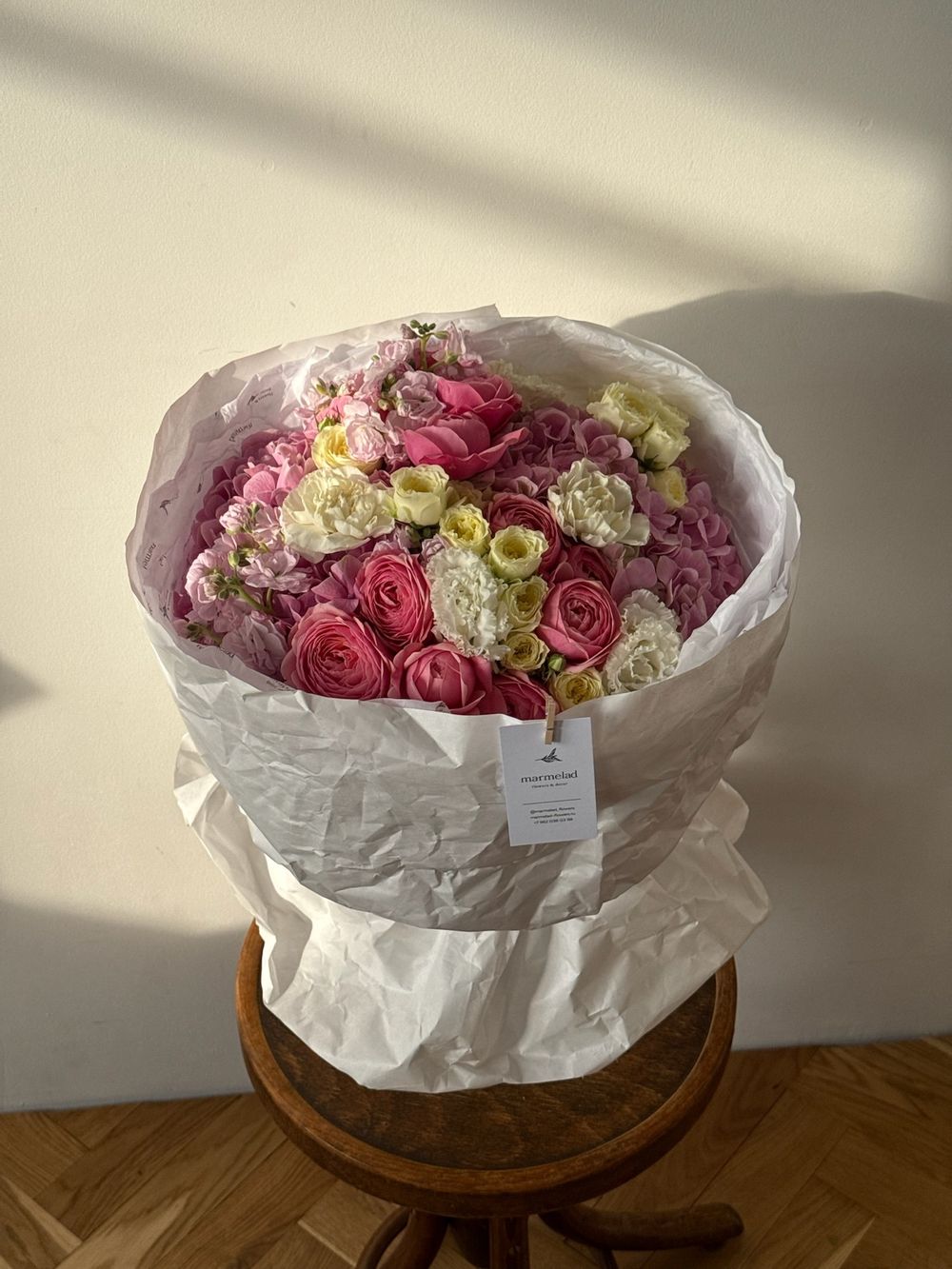 Букет из кустовых пионовивидных роз, лизиантуса, маттиолы, гортензии и диантусов