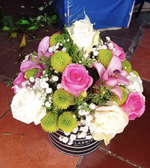 Смешанные цветы в круглой коробке