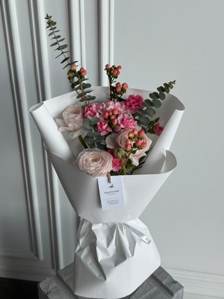 Сборный букет из гиперикума, ранункулюсов, кустовых диантусов и эвкалипта