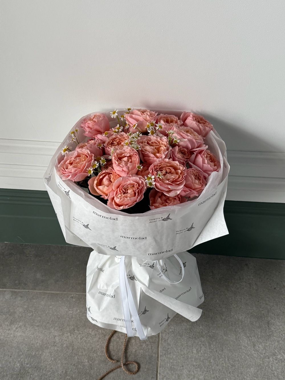 Букет из кустовых пионовидных роз и ромашки