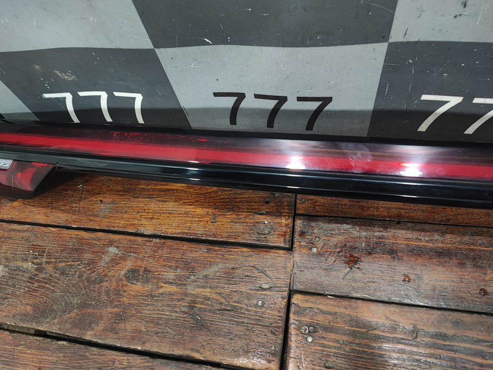 Фонарь задний в крышку багажника центральный Geely Monjaro 21-нв Б/У Оригинал 7057045900