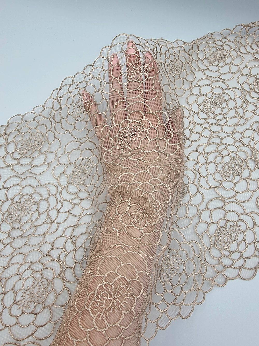 Вышивка на сетке золотисто-коричневая К747