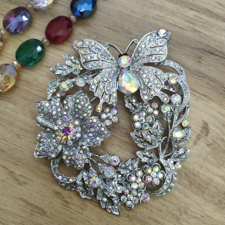 Брошь Бабочки в цветах со стразами и кристаллами цвет перламутровый металл серебристый