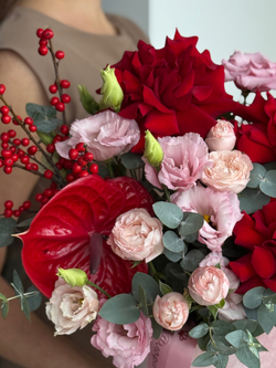 Роскошное сочетание красных французских роз, эустомы, пионовидных кустовых роз и декоративной зелени в композиции от Флора Маркет