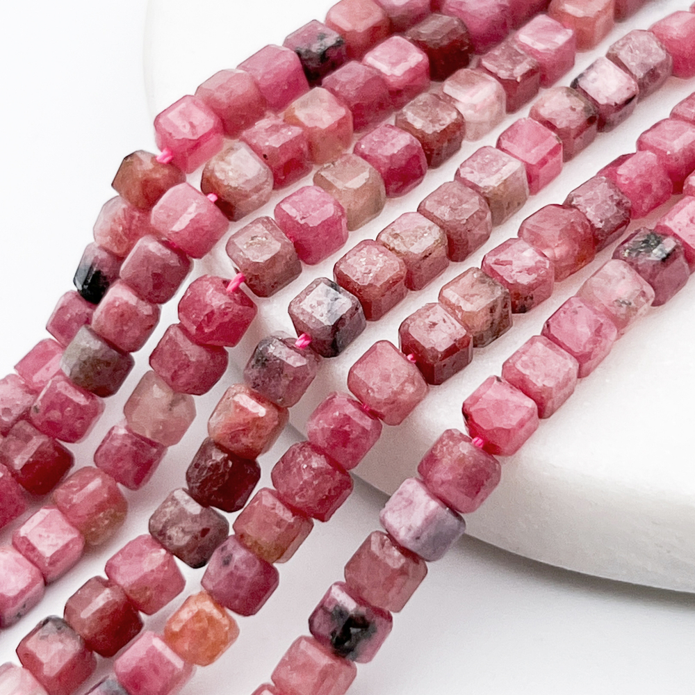 Родонит бусины, куб, размер около 4,2 мм, цена за 23-24 шт (1/4 нити)