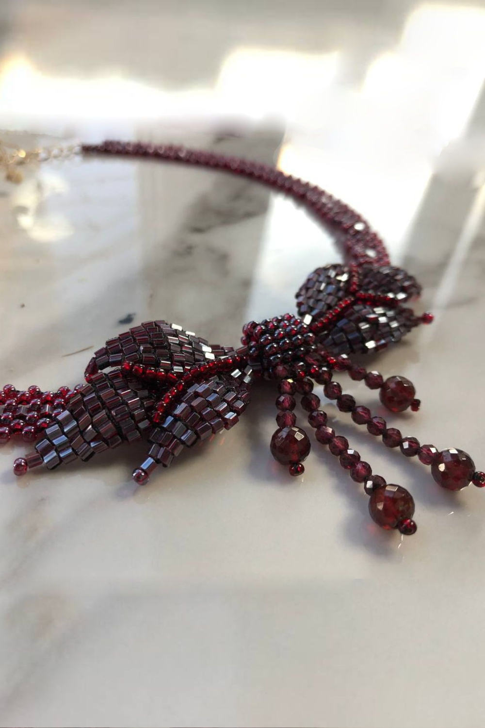 Колье "Бантик" ручной работы из бисера и камня гранат (альмандин)