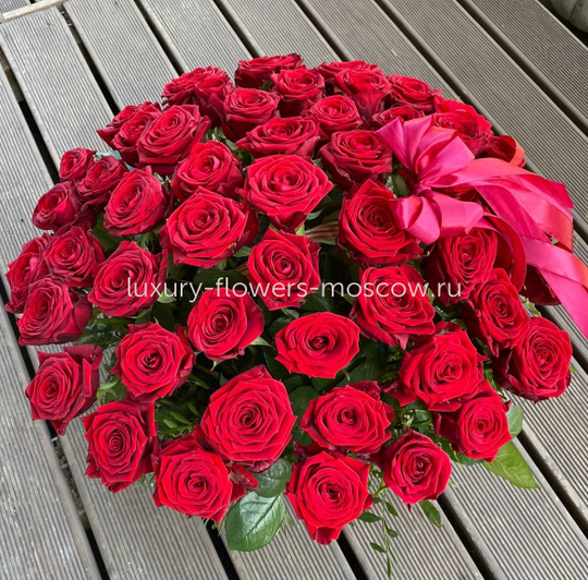 65 красных роз рф в корзине
