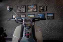 88210-K0G-901. MIRROR COMP.. Honda C125