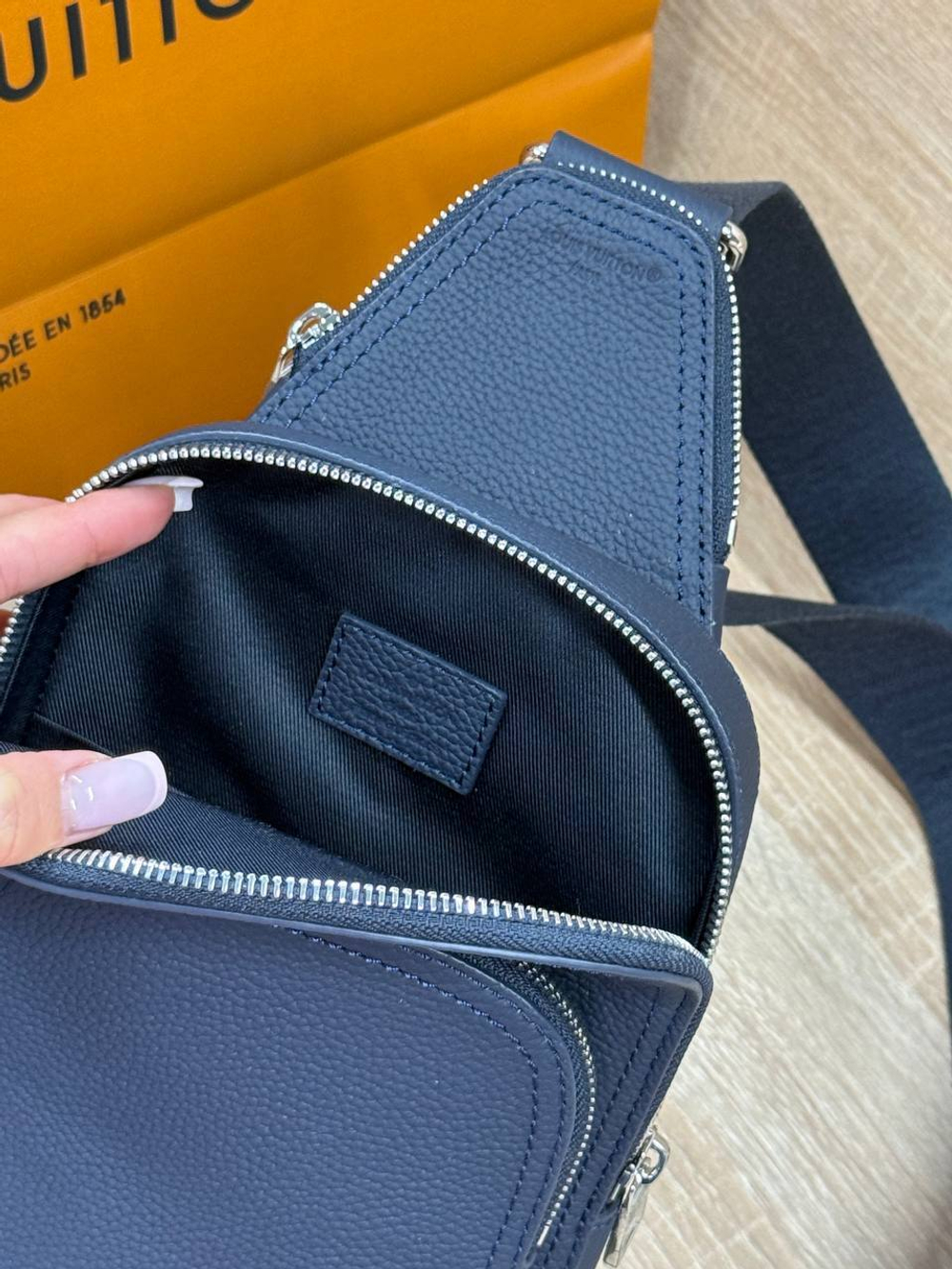 Сумка-слинг Louis Vuitton