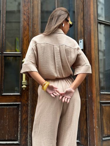 Летний костюм из хлопка и льна в цвете капучино