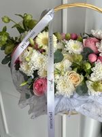 Сборная корзина из кустовых пионовидных роз, минигербер, хризантемы и хелеборуса