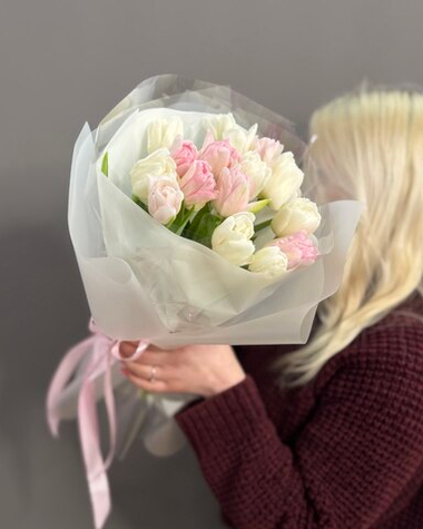 Букет с 15 белыми и розовыми пионовидными тюльпанами
