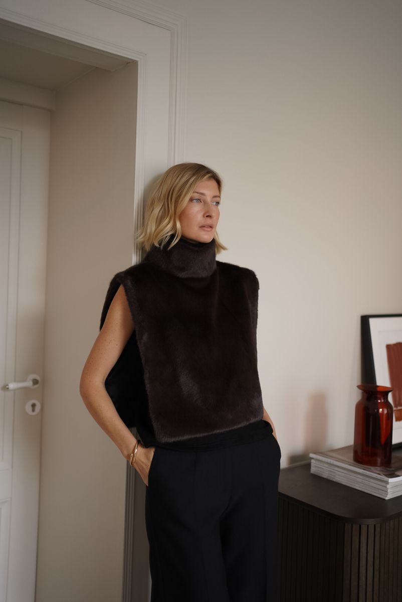 Манишка из эко-меха коричневая