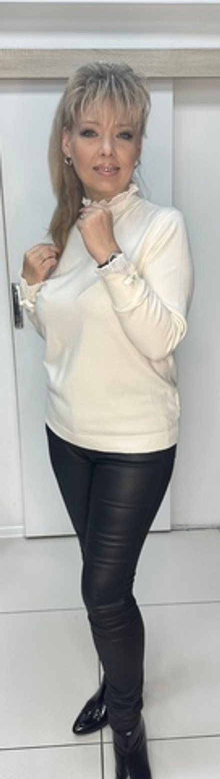 Белый тонкий джемпер с белым кружевом