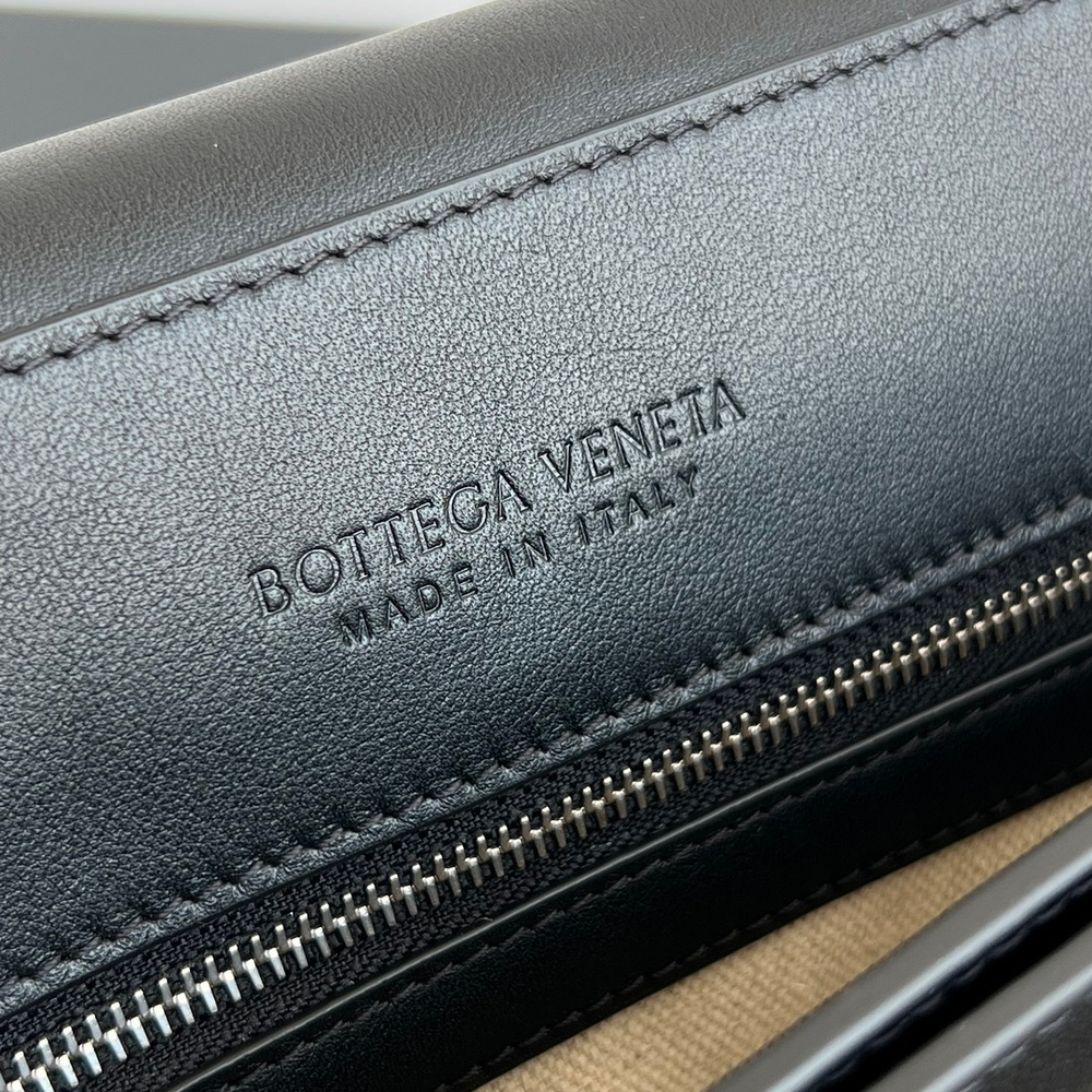 Bottega Veneta Medium Andiamo Messenger 37 cm
