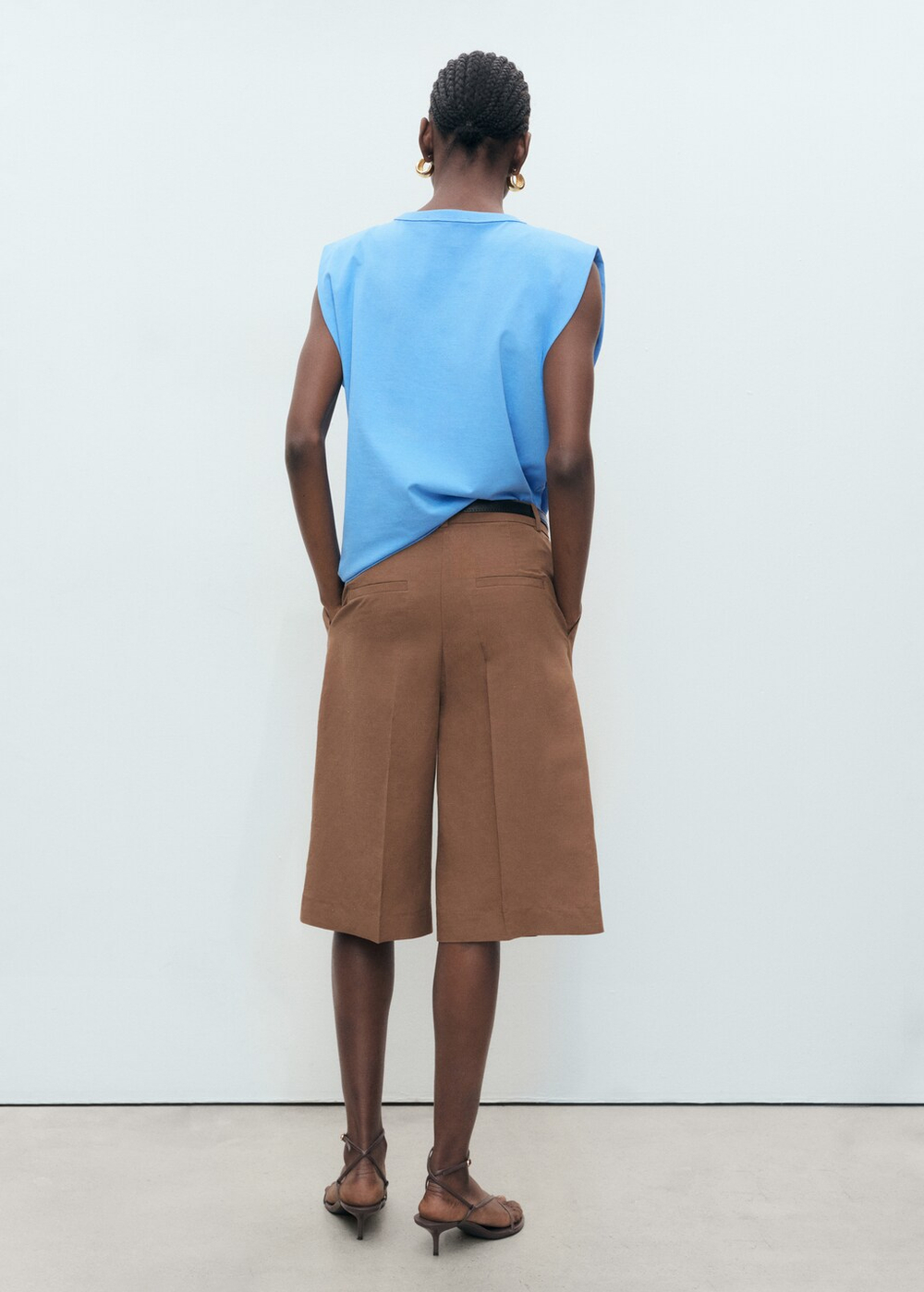 Футболка с подплечниками