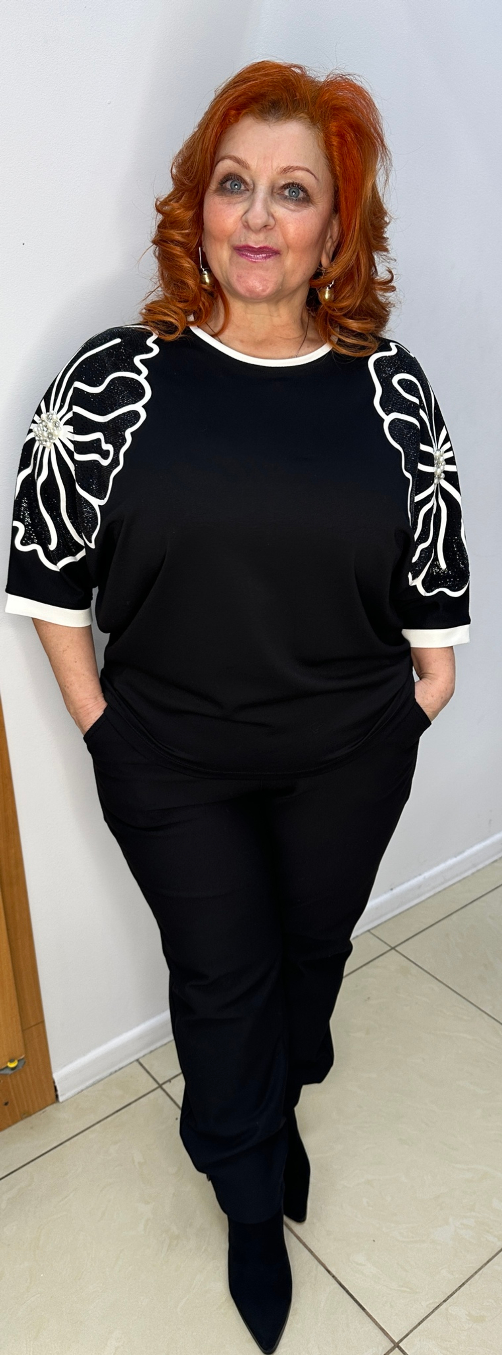 Нарядный черный блузон со стразовым изображением