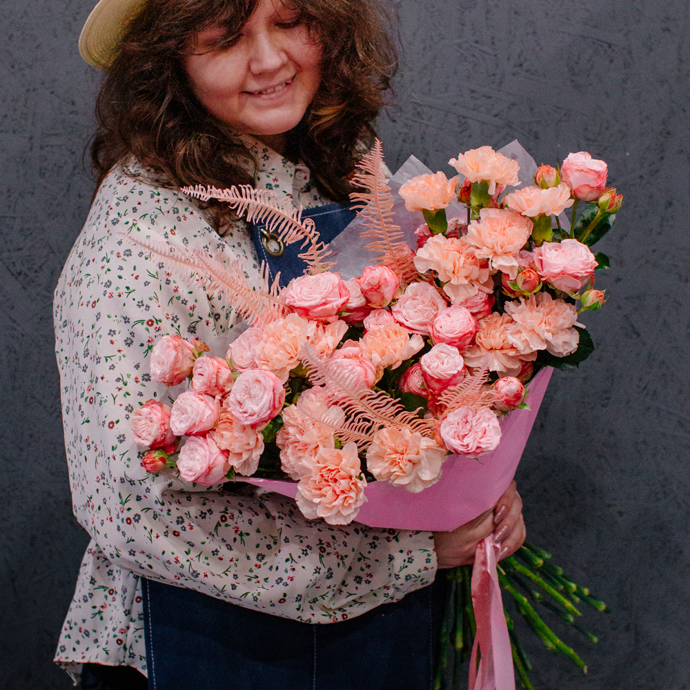 75. Уютный букет в персиково-розовой гамме с кустовыми розами