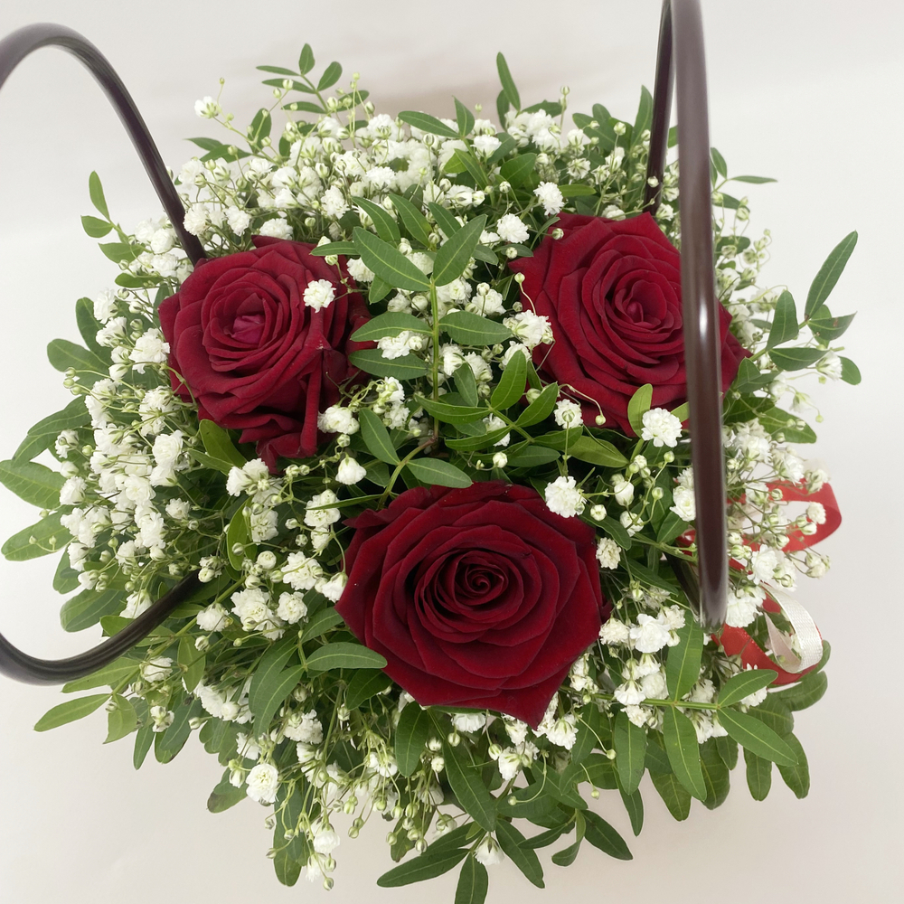 Розы с гипсофилой