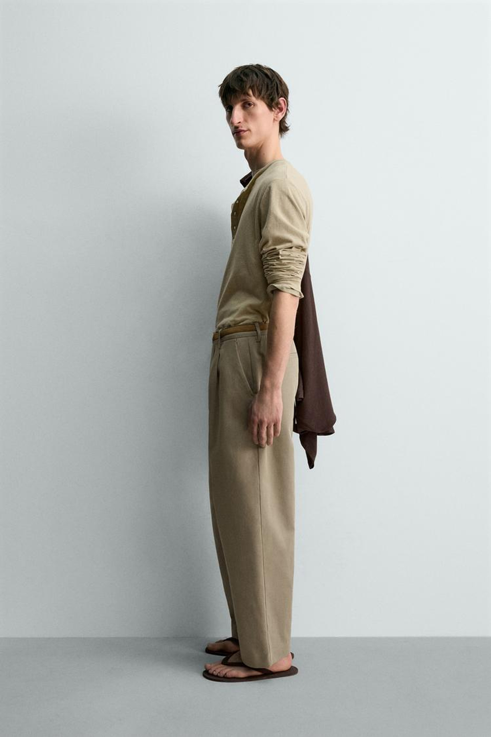 ZARA ФУТБОЛКА ИЗ ХЛОПКА И ЛЬНА С ВОРОТНИКОМ НА ПУГОВИЦАХ, ТЕМНО-БЕЖЕВЫЙ