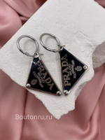 Серьги Прад. серебристые с черным лого