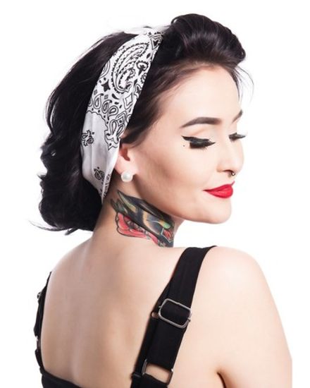 Бандана белая пейсли огурцы