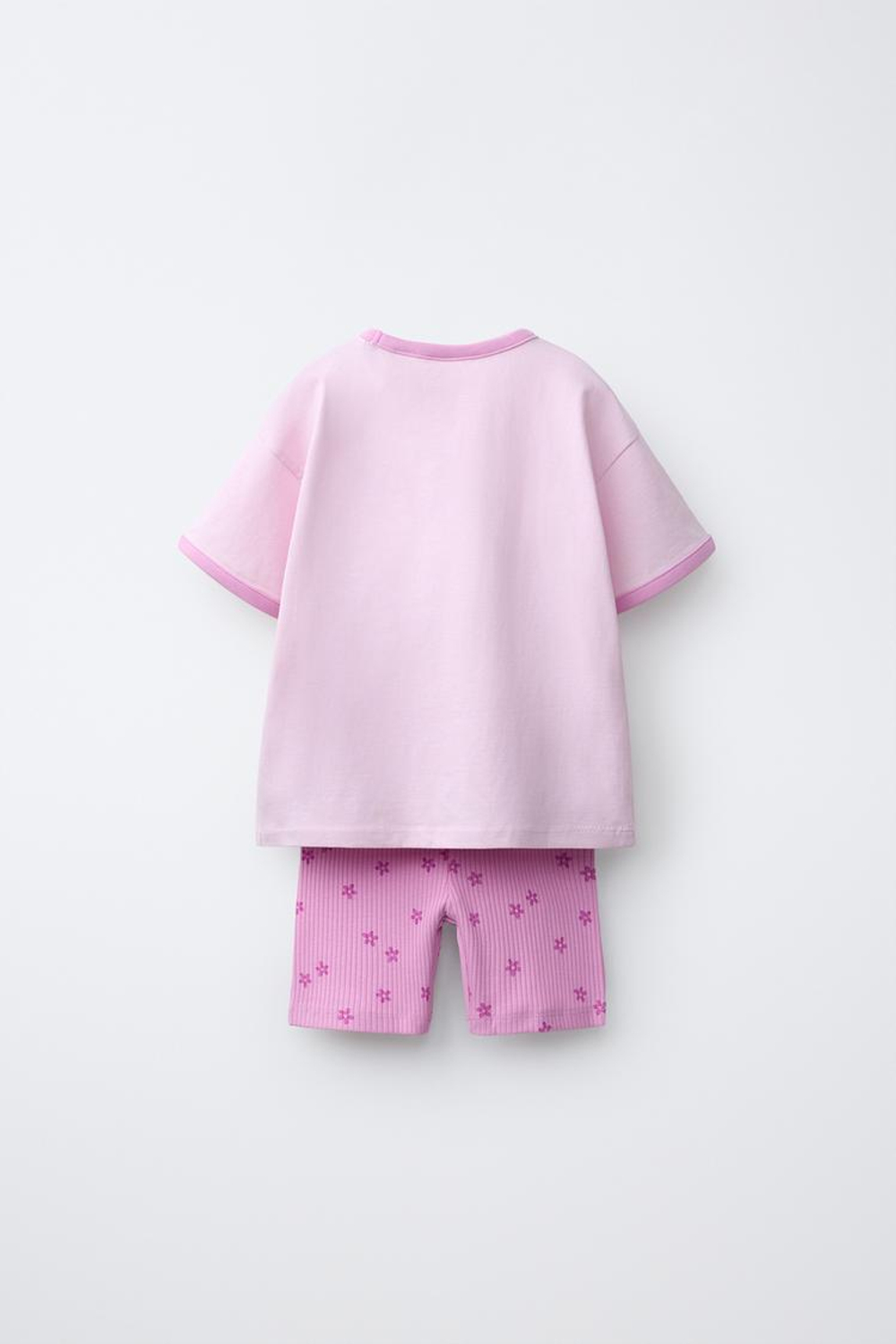 ZARA КОМПЛЕКТ ИЗ ФУТБОЛКИ И ВЕЛОСИПЕДОК С ЦВЕТОЧНЫМ ПРИНТОМ, СВЕТЛО-СИРЕНЕВЫЙ