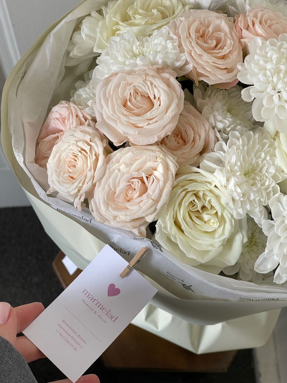 Авторский букет из хризантемы, кустовых пионовидных классических роз