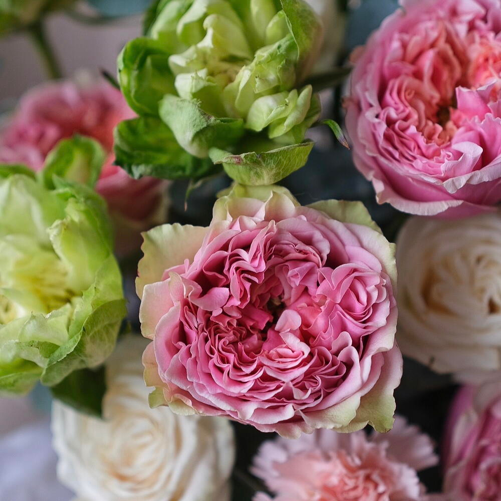 Пионовидные розы Вегги и Пинк Монстр с орнитогалумом и эвкалиптом в шляпной коробке