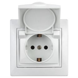 Розетка Intro Plano 1-207-01 с заземлением 2P+E Schuko с крышкой шторками, 16А-250В, IP20, СУ, белый