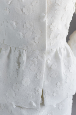 Жакет из твида с баской молочный с цветами