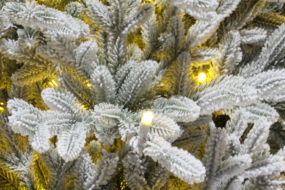 Заснеженная елка с гирляндой встроенной «Вега» (Литая хвоя) 150 см / 1,5 м